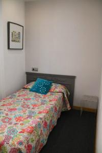 バリャドリッドにあるEl Ático de Valladolid - Centro - Terraza - Wifiのベッドルーム(キルト付きのベッド付)