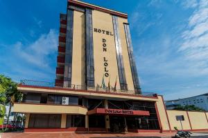 比亚维森西奥Hotel Don Lolo的一座正面有招牌的酒店大楼