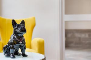 uma estatueta de um cão sentado numa mesa em Super 8 by Wyndham San Antonio Airport North em San Antonio