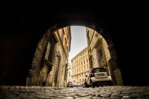 un coche aparcado bajo un arco en una calle en Bruno Domus Antiqua en Roma
