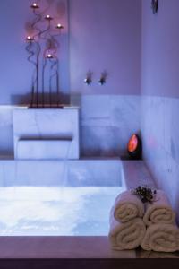 a room with three rolled towels on a table at Mirador del Alba in Ossa de Montiel