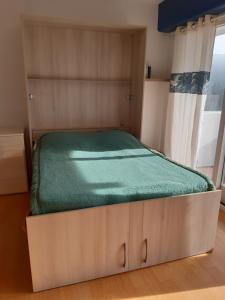 uma cama numa caixa num quarto em Près de la mer em Le Pouliguen