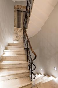 zestaw schodów w domu z kamienną ścianą w obiekcie Captain's Guest House w Splicie