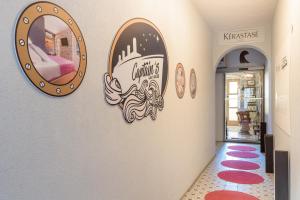 un couloir avec trois miroirs sur le mur dans l'établissement Captain's Guest House, à Split
