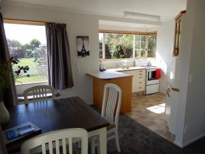 Η κουζίνα ή μικρή κουζίνα στο Stoke's Cosy Cottage