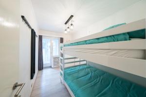 een kamer met 2 stapelbedden en een hal bij Ostend Center Parkview Apartment Free Parking in Oostende