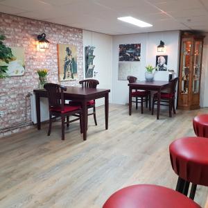 une salle à manger avec des tables et des chaises et un mur en briques dans l'établissement Op de Bult, à Rasquert