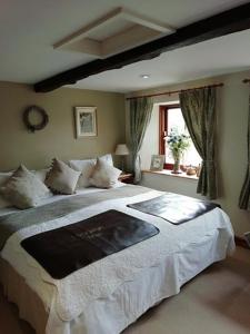 una camera con un grande letto e una finestra di Bollam Cottage Bed and Breakfast a Kirkby Stephen