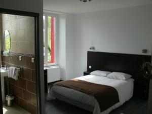 Ένα ή περισσότερα κρεβάτια σε δωμάτιο στο Hotel Le Saint Julien