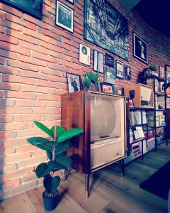 Televízia a/alebo spoločenská miestnosť v ubytovaní LOFT 57 CENTRUM