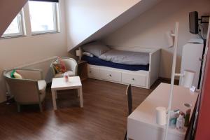 ein kleines Zimmer mit einem Etagenbett und einem Tisch in der Unterkunft Bed Taste in Düsseldorf