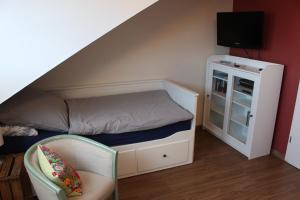 ein kleines Schlafzimmer mit einem Bett und einem Fernseher in der Unterkunft Bed Taste in Düsseldorf