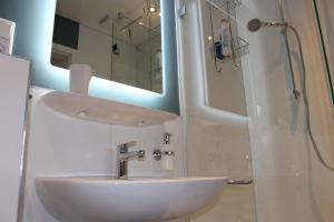 ein Badezimmer mit Waschbecken und Dusche in der Unterkunft Bed Taste in Düsseldorf