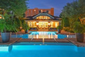 Πισίνα στο ή κοντά στο Newly Furnished 1BR Apartment w/ Hermann Park View