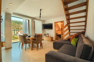 Posedenie v ubytovaní Apartament Royal Szczyrk