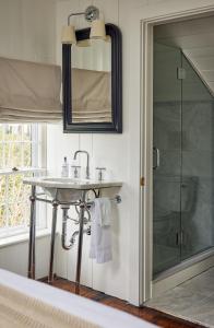 Koupelna v ubytování Kennebunkport Captains Collection