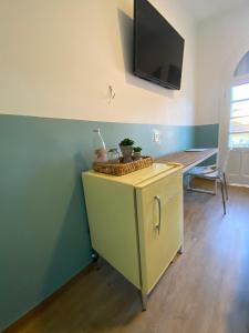 TV a/nebo společenská místnost v ubytování Angatu Hostel