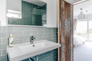Ein Badezimmer in der Unterkunft The Gate Cornwall