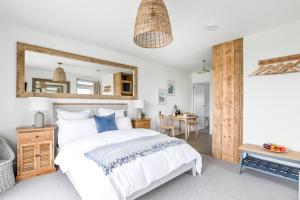 Ein Bett oder Betten in einem Zimmer der Unterkunft The Gate Cornwall