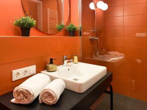 bagno con lavandino e specchio di Astoria Apartments a Norimberga