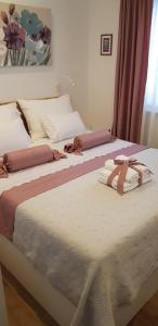 twee bedden met bogen in een slaapkamer bij Salsa in Supetar