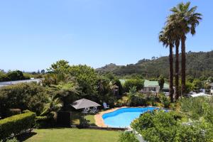 una vista aérea de un complejo con piscina y palmeras en Hahei Bed and Breakfast, en Hahei
