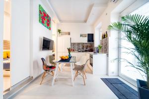a kitchen and dining room with a table and chairs at Suite Bacco Ortigia in Siracusa