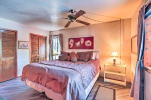 - une chambre avec un lit et un ventilateur de plafond dans l'établissement Munds Park Cabin with Fire Pit and Wraparound Porch!, à Munds Park