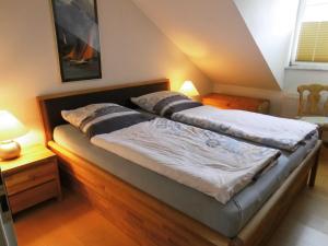 Un pat sau paturi într-o cameră la Appartement Residenz Bellevue Whg 51 DSL WLAN kostenlos