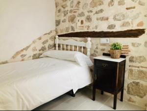 een slaapkamer met een bed en een tafel met een plant bij Chic & Sailor Beach Home in Peñíscola
