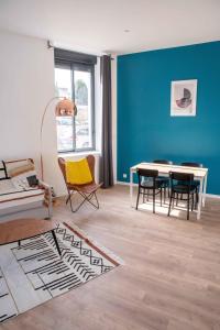 - un salon avec une table et des chaises dans l'établissement Modern Air Conditioned Apartment, à Bordeaux