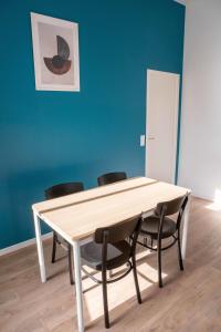 une table avec quatre chaises dans une pièce dans l'établissement Modern Air Conditioned Apartment, à Bordeaux