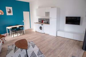 un salon avec une cuisine et une table dans l'établissement Modern Air Conditioned Apartment, à Bordeaux