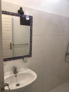 A bathroom at Station House