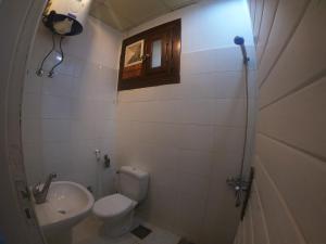 A bathroom at Station House