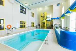 Bazén v ubytování Redwood Inn & Suites nebo v jeho okolí