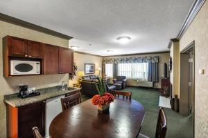 Kuchyň nebo kuchyňský kout v ubytování Redwood Inn & Suites