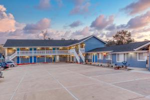 an exterior view of a house with a large driveway at Creekside Inn Downtown in Cambria