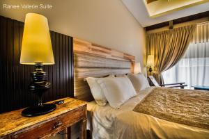 Voodi või voodid majutusasutuse The Ranee Boutique Suites toas