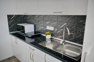 A kitchen or kitchenette at Panoráma házikó