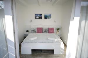 A bed or beds in a room at Panoráma házikó