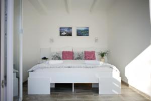 A bed or beds in a room at Panoráma házikó