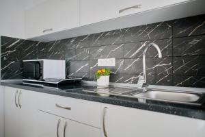 A kitchen or kitchenette at Panoráma házikó