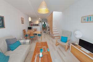a living room with a couch and a table at Casa Shelley in Cotillo