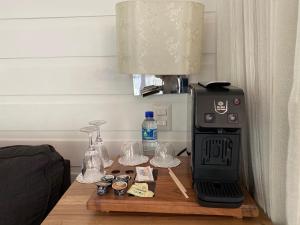 Příslušenství pro přípravu čaje a kávy v ubytování Mikado Natural Lodge