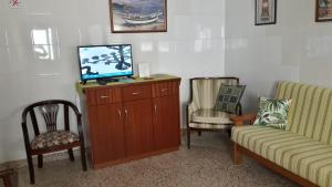 TV a/nebo společenská místnost v ubytování Vivenda João Damas