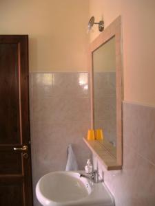 un baño con lavabo y espejo en B&B Valli Verdi, en Alghero
