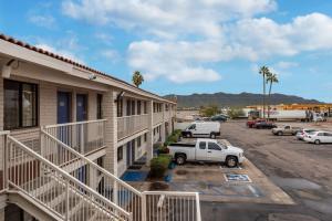 Elle offre une vue sur le côté d'un bâtiment avec un parking. dans l'établissement Motel 6-Eloy, AZ - Casa Grande, à Eloy