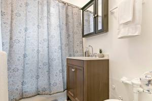 A bathroom at Well-Equipped Studio Apartment in Chicago - Belmont B7