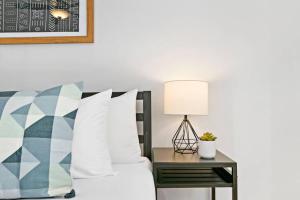 A bed or beds in a room at Well-Equipped Studio Apartment in Chicago - Belmont B7